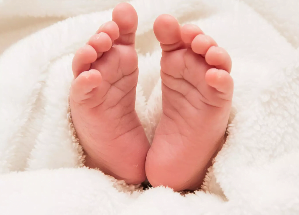 cold-hands-and-feet-in-babies-reasons-and-when-to-worry